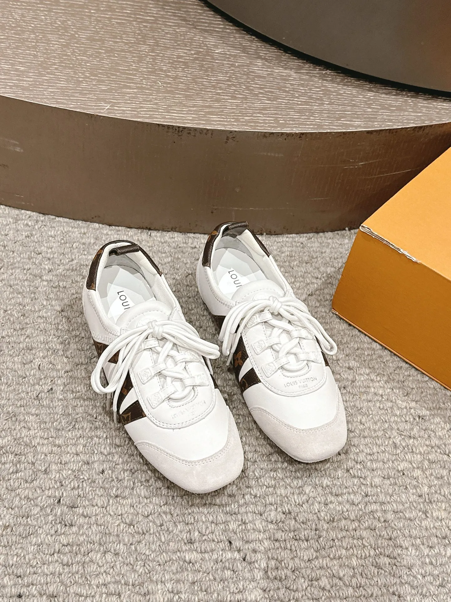👟👟Ex-factory price 620👟👟 Top version LV Louis Vuitton L Family Donkey Brand Latest Sneakerina Series Couple Models Ballet Shoes Moral Shoes Casual Flat Shoes Sneakers Original purchase, development, production This LV Sneakerina ballet style sneakers are made of silky suede cow leather to create smooth lines, combining the light structure of ballet shoes and the comfortable texture of sports shoes. The LV logo on the side and the Monogram canvas back strap are rich in details, Sacchetto craftsmanship and TPU outsole are upgraded for a soft wearing experience. Exquisite packaging at the delivery counter🛍📦 ▪️Fabric: original custom imported first-layer cowhide ▪️Inner lining: original custom made breathable mesh ▪️Sole: original open-molded injection molded TPU material ▪️Sole thickness: 1.5CM ▪️Size: women's 35-41 / Men's size 39-45 (women's 41, men's 45, customized)